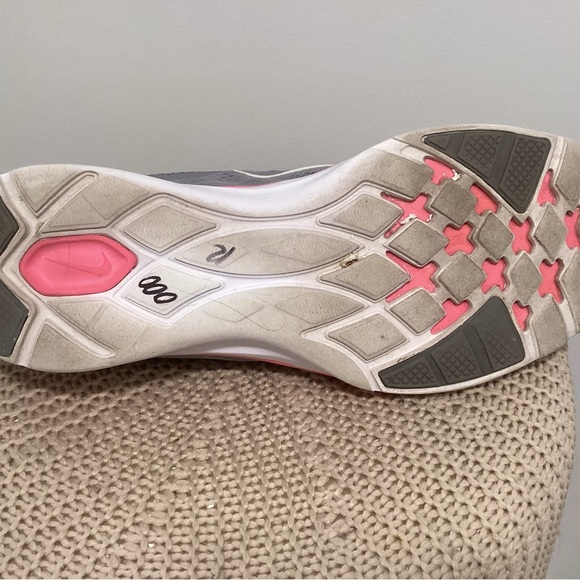Nike Women's Athletic Sneakers in Gray/ Pink size 8 - Picture 10 of 15